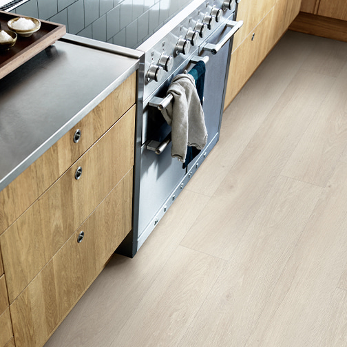 Nahaufnahme einer Küche mit grauem Vinylboden